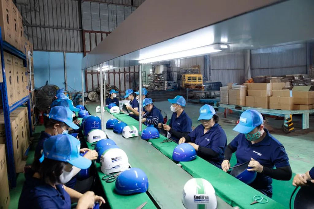 lắp ráp mũ bảo hiểm.
