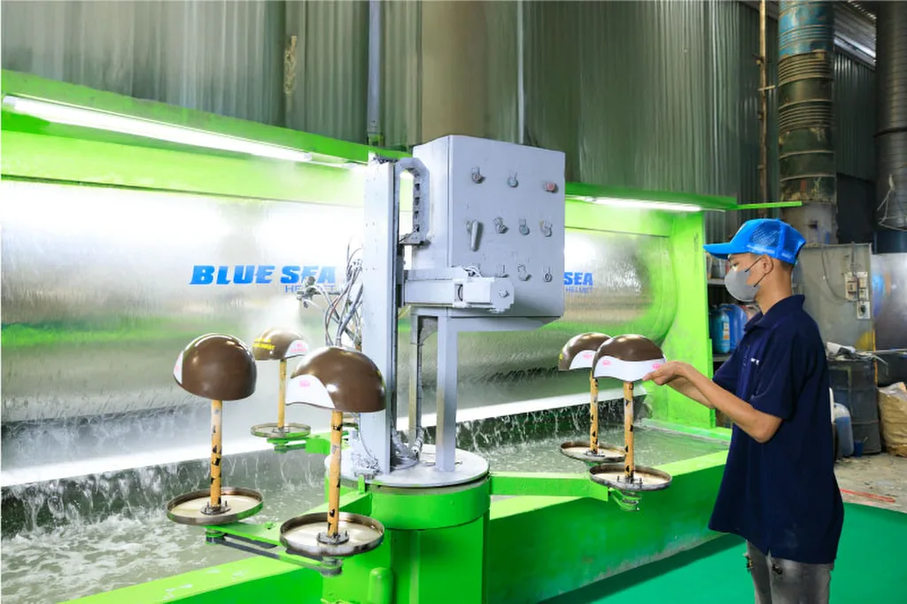 Phủ sơn bằng robot, giúp lớp sơn đều và đẹp hơn.