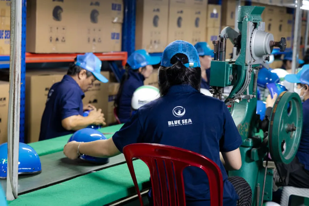 Gia Công Nón Bảo Hiểm Số Lượng Lớn Cho Doanh Nghiệp