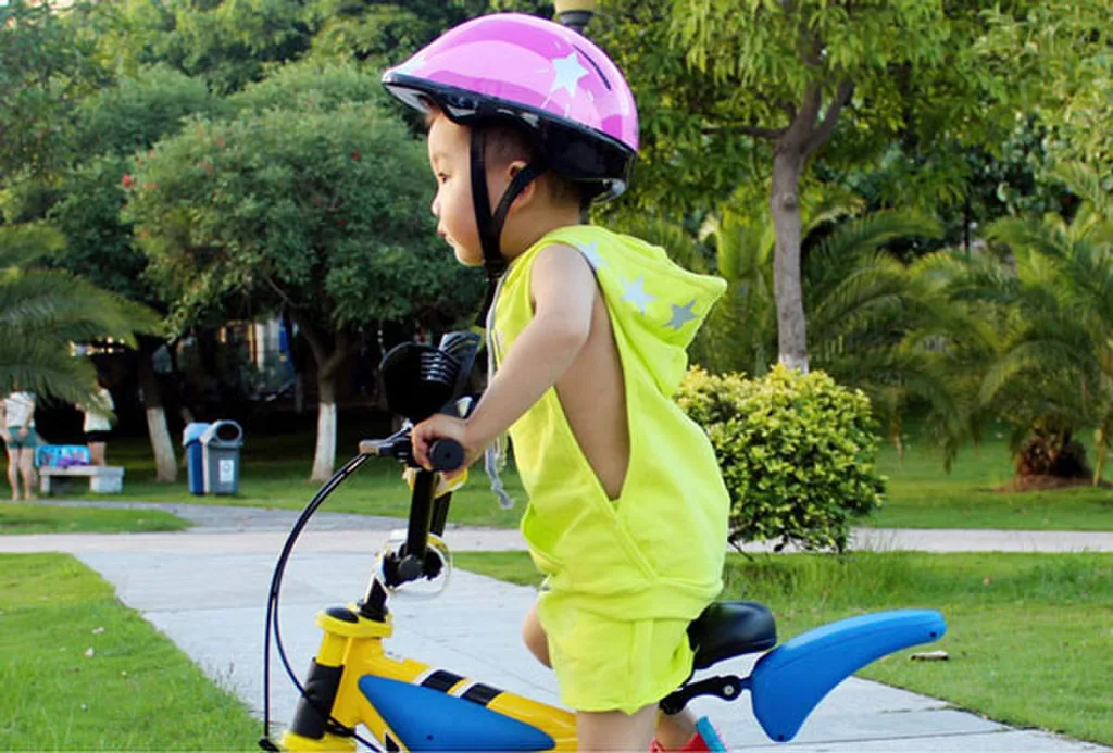 Trẻ em 2 tuổi có nên đội mũ bảo hiểm?