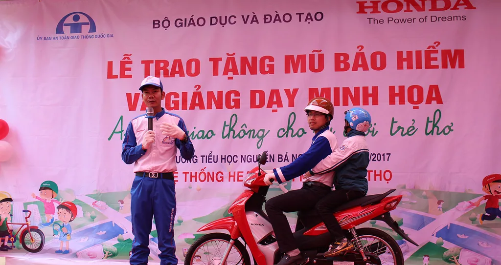 Các trường học tặng mũ bảo hiểm cho trẻ em để xây dựng văn hóa giao thông lành mạnh, an toàn