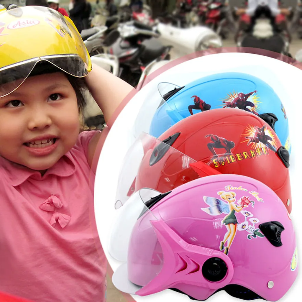 Mũ bảo hiểm có kính bảo vệ mắt bé khỏi các tác động xấu khi tham gia giao thông