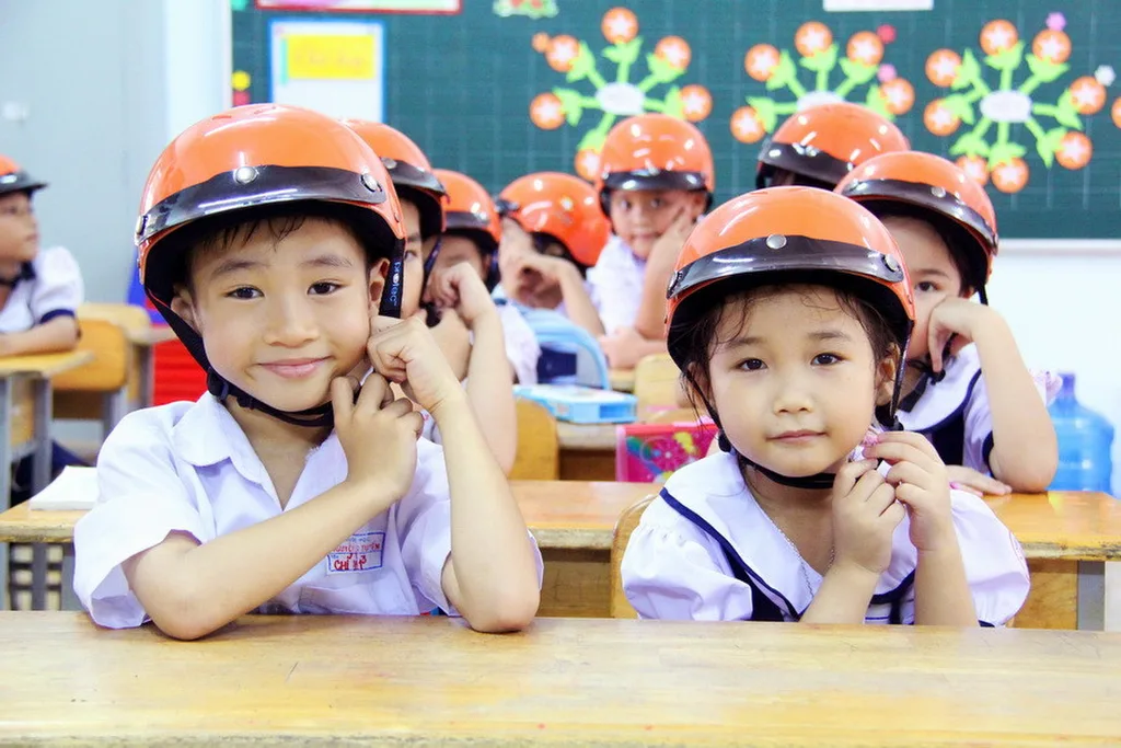 Trẻ em được giáo dục về đội nón bảo hiểm tại trường