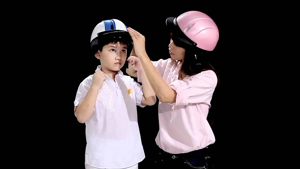 Đội mũ cho con, trọn tình cha mẹ