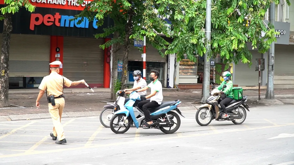 Các lỗi thường gặp khiến người dùng bị phạt khi đội mũ bảo hiểm