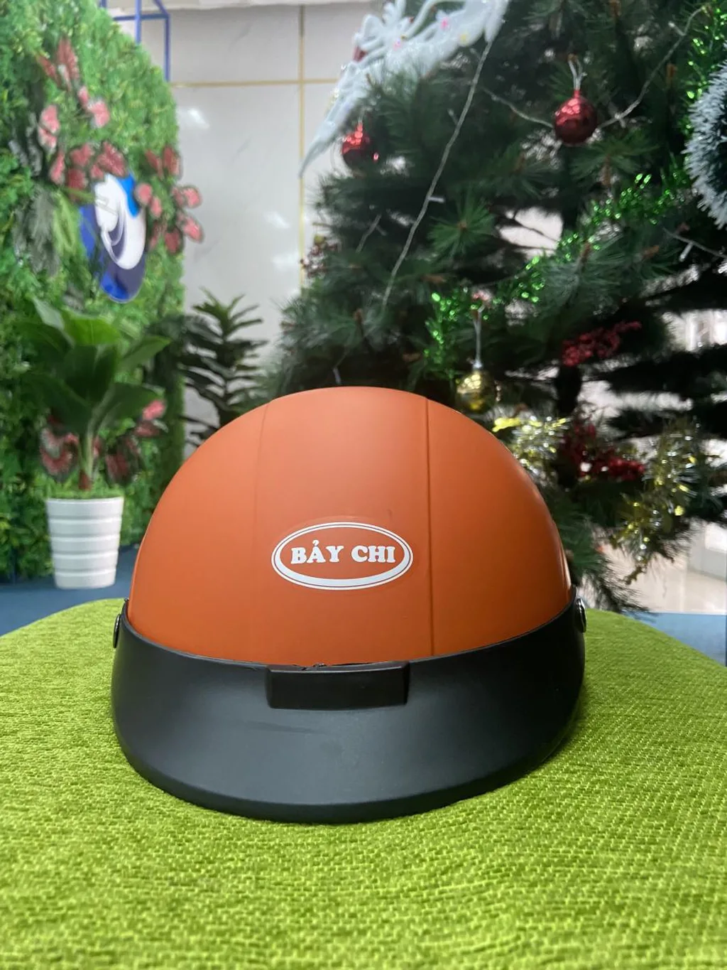 Cách chọn màu sắc thiết kế in logo trên nón bảo hiểm sao cho hấp dẫn nhất?