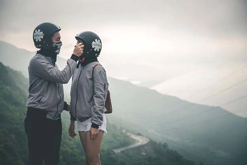 Phối đồ Streetstyle Với Mũ Bảo Hiểm – Cá Tính & An Toàn
