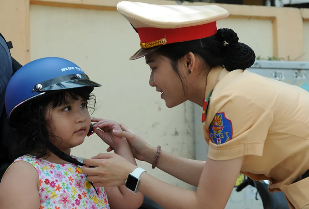 Trẻ em có phải đội mũ bảo hiểm khi đi xe máy không?
