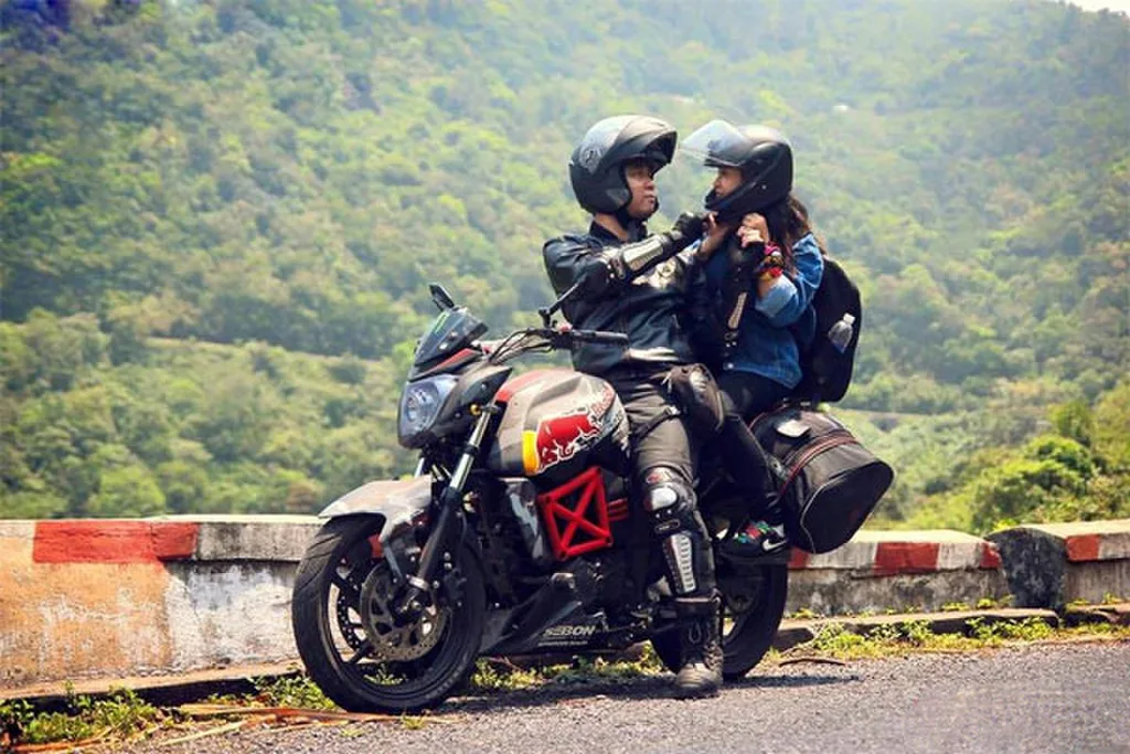Mũ bảo hiểm giúp giảm nguy cơ bị tổn thương cột sống cổ không?
